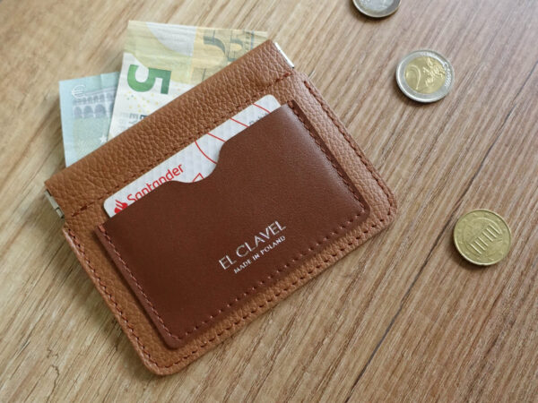 brązowy skórzany portfel minimalistyczny